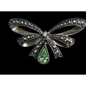 Avon Silver-Tone Marcasite Bow Brooch With Green Teardrop Gemstone Accent